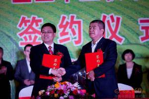 爱科（中国）投资有限公司总经理李有吉（左）同霍林郭勒市星火公司董事长曹立忠签约后握手。