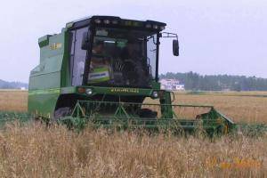 谷王TC80小麦机在湖北抢收大麦。