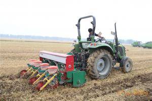 耕王拖拉机牵引免耕播种机下地作业。