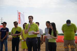 科乐收中国销售总监夏龙先生为用户介绍TUCANO 560联合收割机