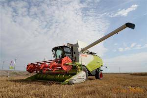 全新TUCANO 560联合收割机伫立田间