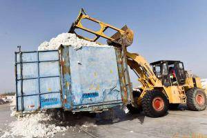 在新疆阿瓦提县丰收三场里，机械车辆将新购的棉花卸车（10月24日摄）。