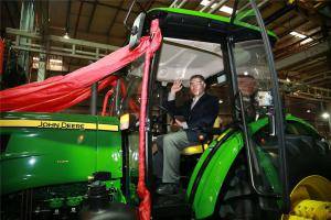 约翰迪尔中国总裁刘镜辉亲自启动了第4万台拖拉机