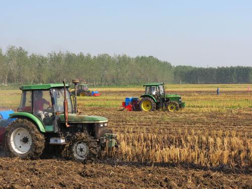 今年秋冬季全国降水偏少 旱情不容乐观_农机3
