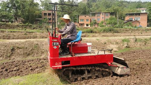 奉节:农机农具助力春耕 促农产品提质增效