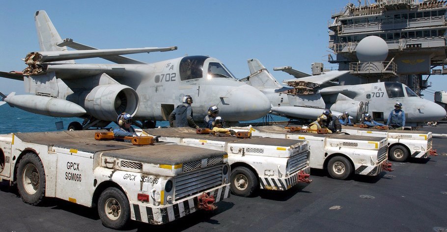 美軍尼米茲級航母配備的AS32A31型艦載機牽引車