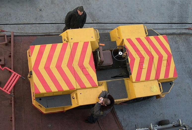 俄羅斯航母艦載機牽引車