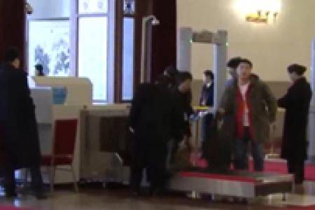 两会直击：人民大会堂内安检现场