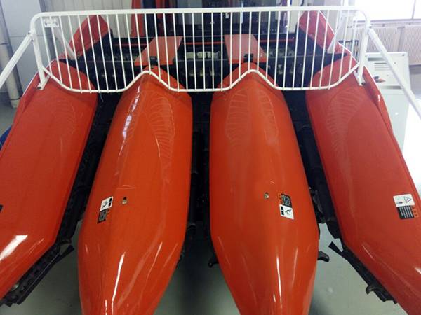 割台扶禾器  将玉米秸秆扶正使摘穗更流畅 减少籽粒损失.jpg
