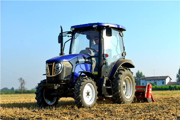 雷沃拖拉机新品走俏海外市场